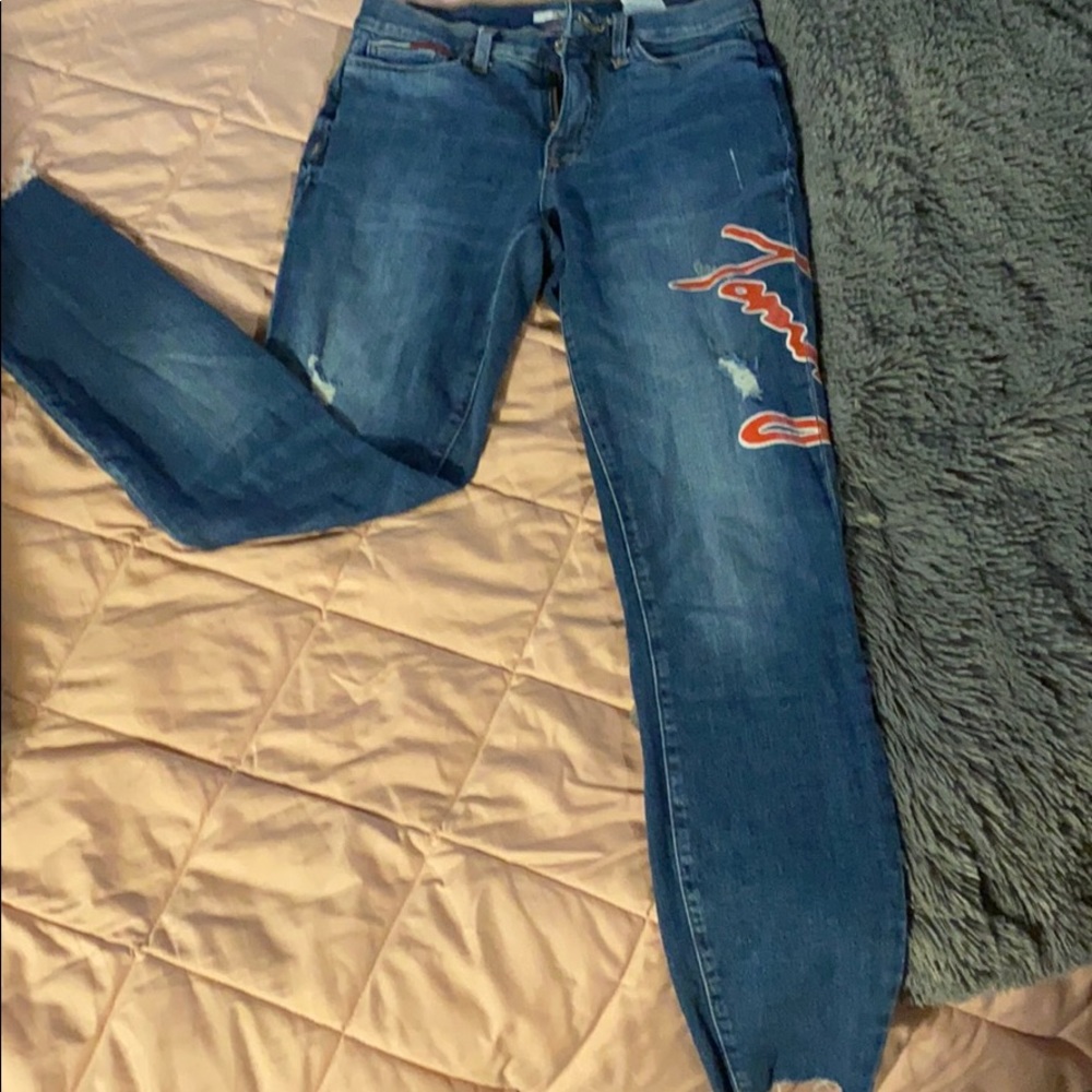 Distressed Tommy Hilfiger Jeans with a tommy logo